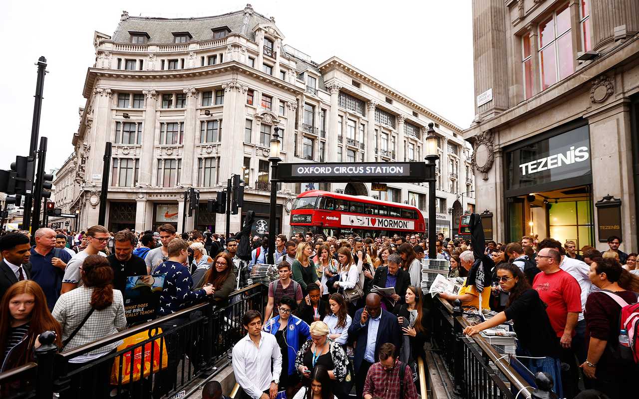 Oxford street shops. Улица Оксфорд стрит в Лондоне. Магазины Лондона на Оксфорд стрит. Oxford Street в Лондоне. Оксфорд Серкус в Лондоне.
